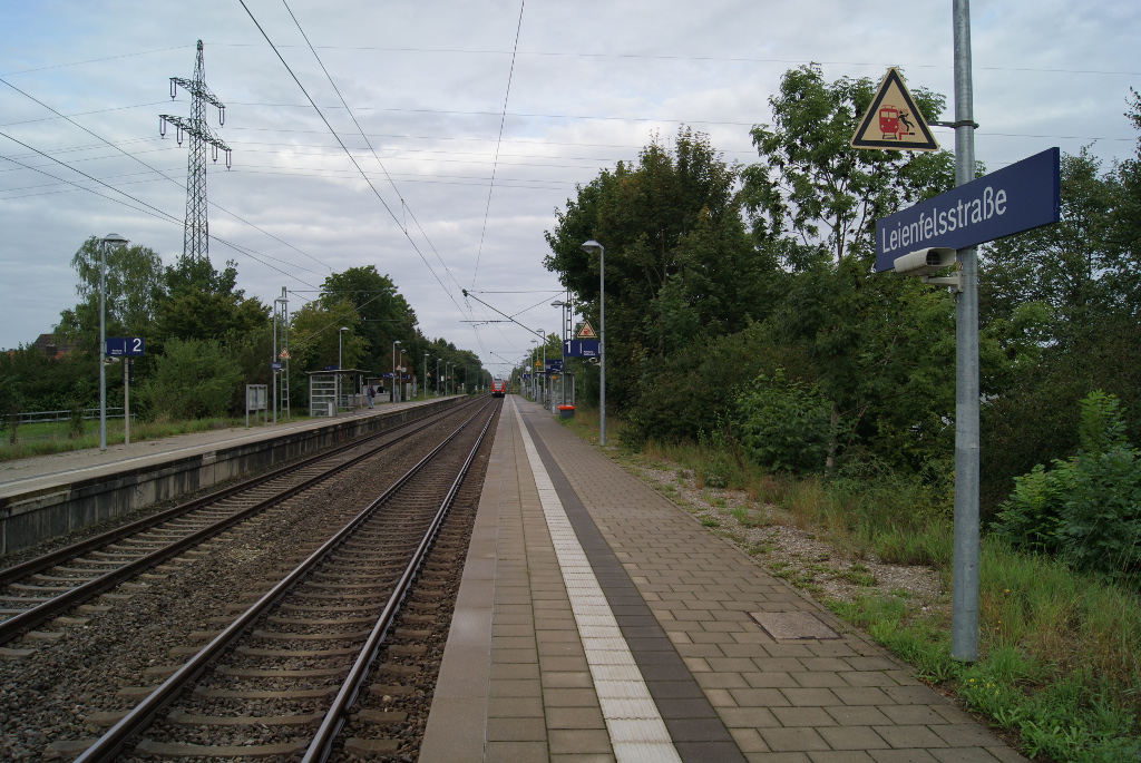 Der Außenbahnsteig Leienfelsstraße mit Grünflächen an den Seiten.